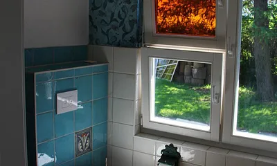 Bad mit Dusche und Waschbecken