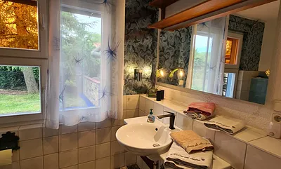 Bad mit Dusche und Waschzeile