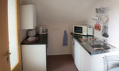 Küche ( Mikrowelle, 2 Kochplatten. Wasserkocher, Kaffeemaschine )
