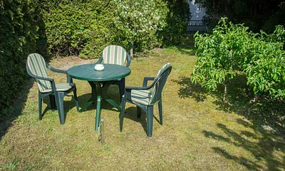 Garten (mit Garnitur zum Essen und entspannen)