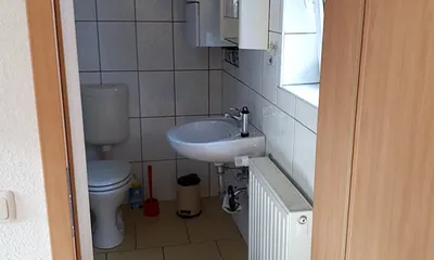 Bad mit Dusche und WC