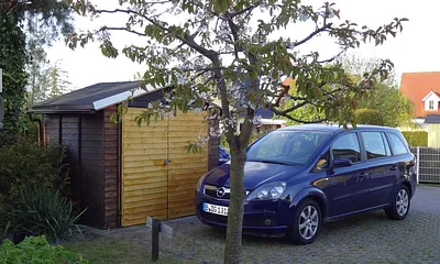 Wageneinstellplatz mit Fahrradschuppen