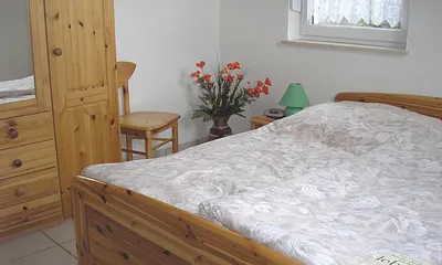 Schlafzimmer im 1. OG mit Kindergitterbettchen