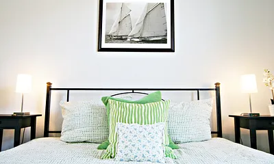 Großes Schlafzimmer mit Kingsize-Bett