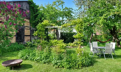 Nehmen Sie Platz im idyllischen Garten
