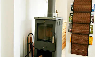 Der Kaminofen macht es besonders kuschelig