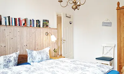 Schlafzimmer mit Kingsize-Bett (180x200 cm) und getrennten Matratzen