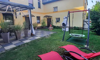 Kleiner Garten mit Terrassen und Grill