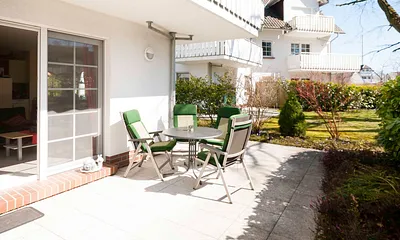 Die großzügige Terrasse lädt zum Entspannen ein