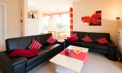 Das Wohnzimmer mit Blickrichtung zur Couch 