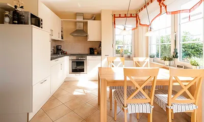 Unsere moderne voll ausgestattete Küche mit hellem Essbereich 