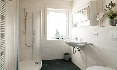 Das Badezimmer mit begehbarer Dusche 