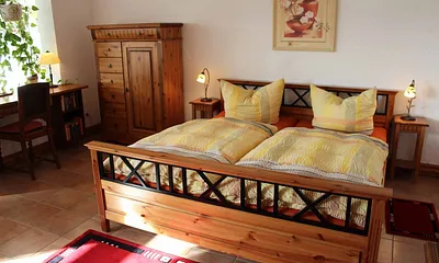 Doppelbett im Wohn-Schlafzimmer