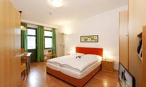 Kombinierter Wohn-, Ess- und Schlafbereich