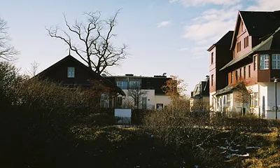 Seehof Bansin - herbst-winterliche Außenansicht: li. der "kleine", re. der "große" Seehof
