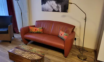 Blick auf dieSitzecke, mit dem Zutritt zum Balkon, von dem aus man den Panoramablick auf die Ostsee genießen kann. Ostseite, Morgensonne.