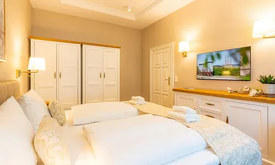 Schlafzimmer mit Doppelbett