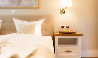 ... haben wir das Bett für Sie und das für Ihre lieben Mitreisenden bereits bezogen und ein Duschtuch sowie ein kleines Handtuch bereitgelegt. Die Couch im Wohnbereich kann als Schlafstätte für ...