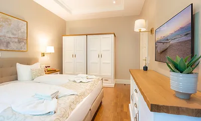 Schlafzimmer mit Doppelbett