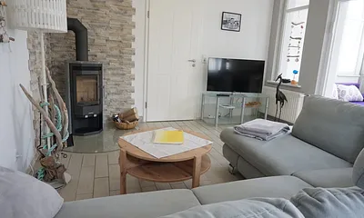 gemütliches Wohnzimmer mit Kamin