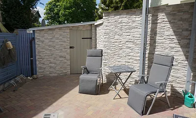 sonniger gemütlicher Innenhof mit Sitzecke