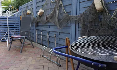 sonniger Innenhof mit Grillmöglichkeit undUnterstellmöglichkeit für Fahrräder