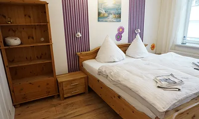 Schlafzimmer mit Doppelbett 