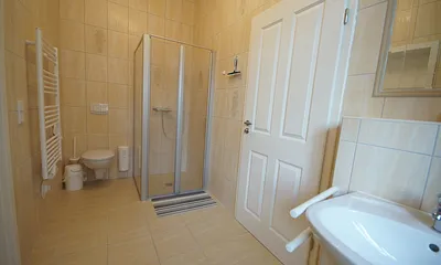 modernes Bad mit Dusche ebenerdig