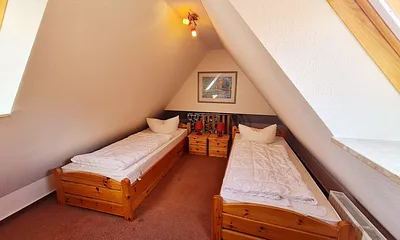 offene Galerie mit 2 Einzelbetten