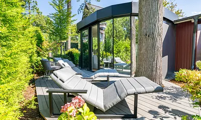 Terrasse mit Sonnenliegen