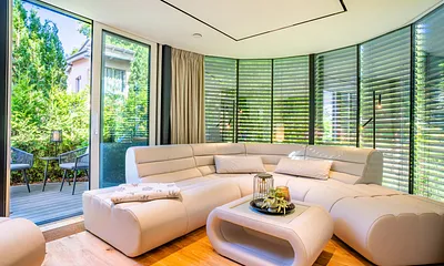 Wohnbereich mit Verschattungsanlage und Zugang zur 2. Terrasse