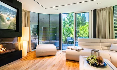 Wohnbereich mit Gaskamin,Smart-TV,Verschattungsanlage und Zugang zur 2. Terrasse