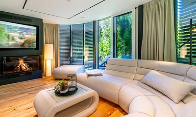 Wohnbereich mit Gaskamin und Verschattungsanlage