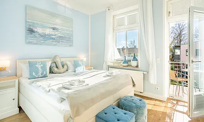 Schlafzimmer mit Doppelbett und Balkon