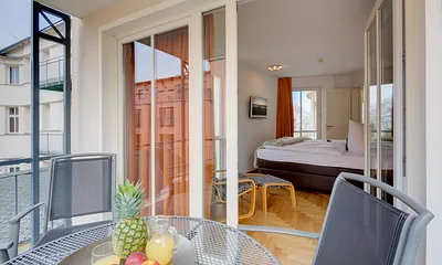 V1. Schlafzimmer mit Doppelbett und Balkon