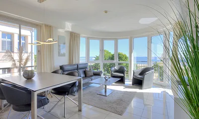 Wohnzimmer mit Panoramafenster und Ostseeblick