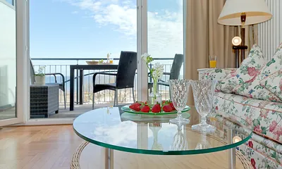 Wohnbereich mit Balkon und Meerblick