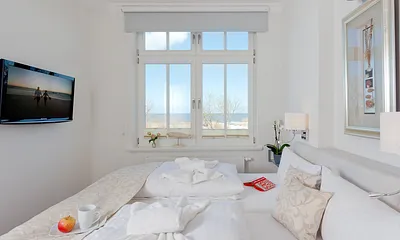 1. Schlafzimmer mit Doppelbett und Meerblick