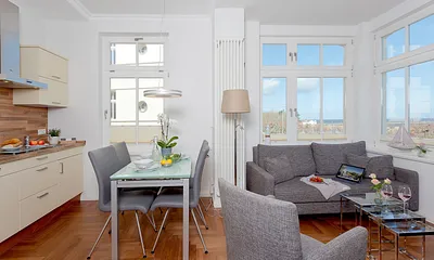 Koch-, Ess- und Wohnbereich mit Meerblick