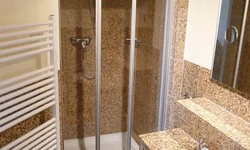 Bad mit Dusche und Handtuchheizkörper