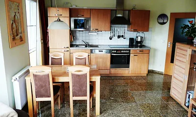 Wohnzimmer mit Essecke und integrierter Küche