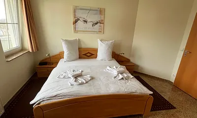 Großes bequemes Doppelbett