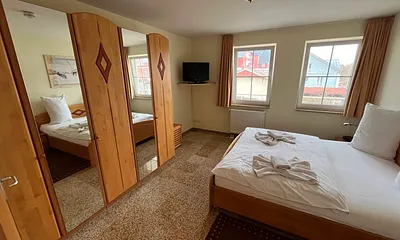 Großer Kleiderschrank mit genügend Platz