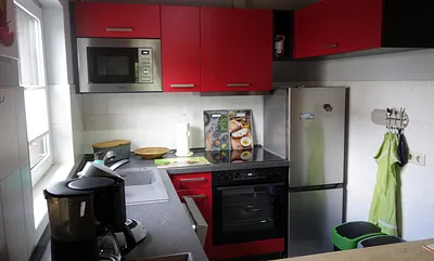 Küchenzeile mit Kühlschrank,Mikrowelle,Geschirrspüler,E-Herd.