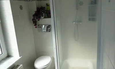 Bad mit Dusche und WC