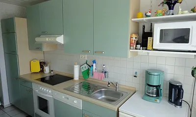 Küche mit E-Herd, Spüle und Kühlkombination