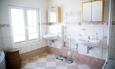 großes Bad mit Dusche, Wanne, WC und Fußbodenheizung