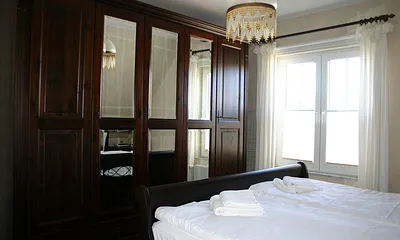 Schlafzimmer 1 (LCD TV rechts nebem dem Schrank zum Wegklappen)