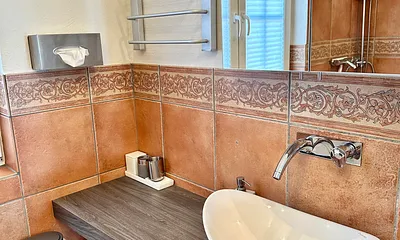 Waschtisch mit Designerbecken, Keuco Spiegelschrank und Handtuchwärmer