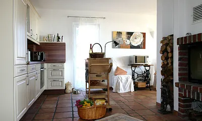 komplett ausgestattete Miele Küche mit Kamin